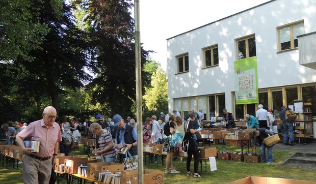Foto Bücherflohmarkt im Garten der Direktorenvilla