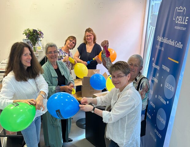 Foto: Luftballons heiss begehrt-ein grosses Team sorgte für Nachschub