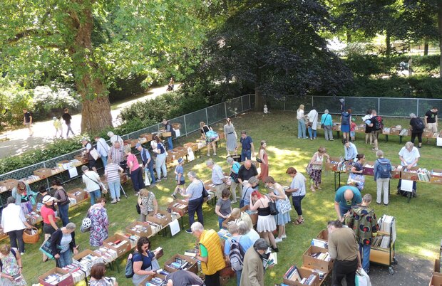 Foto Bücherflohmarkt im Garten der Direktorenvilla